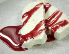 Semifreddo di yogurt ai frutti di bosco