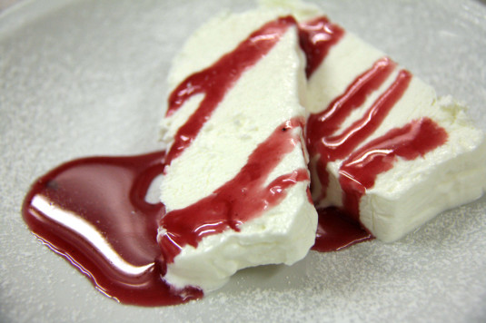 semifreddo allo yogurt con composta ai frutti di bosco